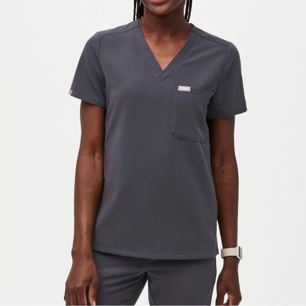FIGS Catarina. Size M in Charcoal